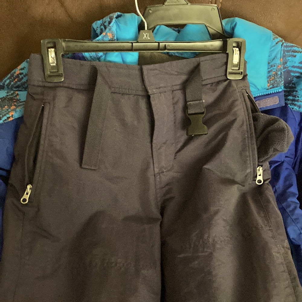 Boys Gap snow pants size 7/8. Navy blue. Worn 5 times in one season.